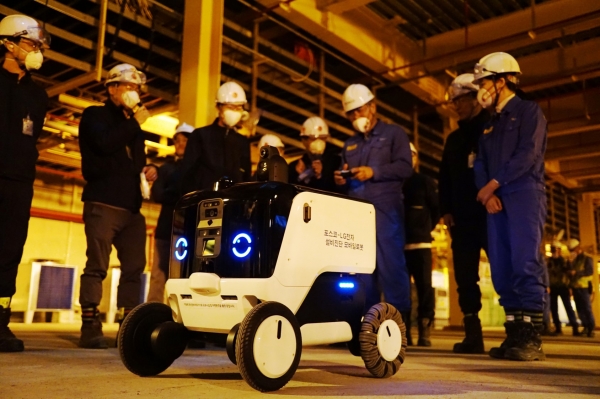 LG전자 AI 자율주행로봇은 포스코 광양제철소 4열연공장 지하전기실에서 무인 시설관리 임무를 수행했다.