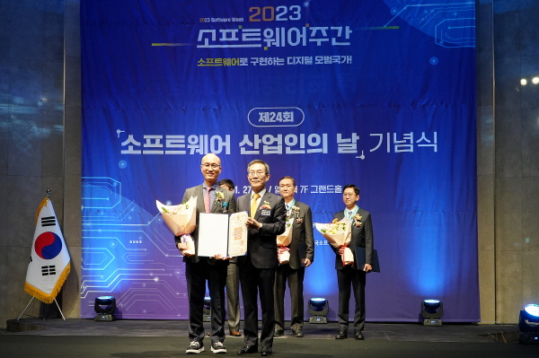 윤두식 지란지교시큐리티 대표(왼쪽)와 이종호 과학기술정보통신부 장관이 수상 기념촬영을 하고 있다.