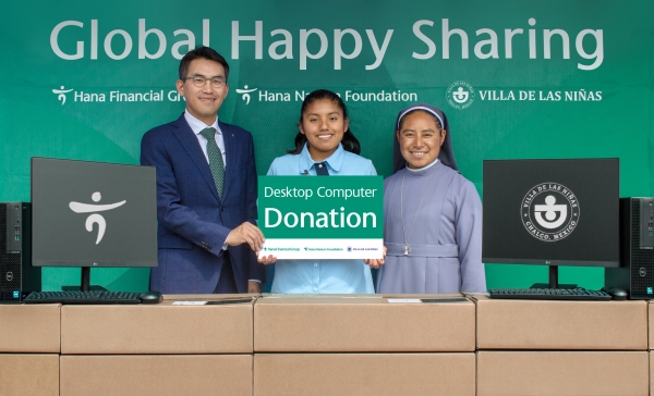김성수 멕시코하나은행 법인장(왼쪽에서 첫 번째)과 학생대표(왼쪽에서 두 번째), 찰코 소녀의 집 수녀님이 PC 기증 행사에서 기념촬영을 하고 있다.
