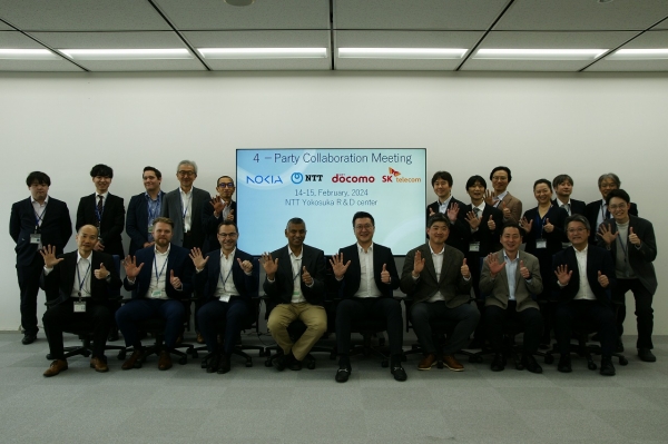 SK텔레콤, NTT도코모, NTT, 노키아벨연구소 기술 관계자들이 지난 15일 일본 요코스카시 NTT R&D센터에서 진행된 기술 협력 회의에 참석하고 기념촬영을 하고 있다.