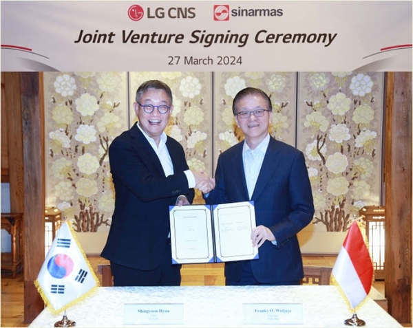 LG CNS 현신균 대표(왼쪽)와 시나르마스 프랭키 우스만 위자야 회장이 합작투자 계약을 체결하고 기념촬영을 하고 있다.